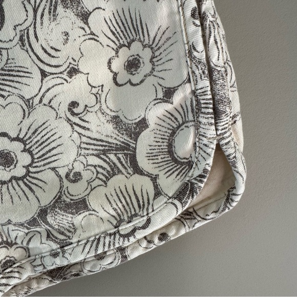 ANTHROPOLOGIE PILCRO FLORAL PRINTED JEAN SHORTS SIZE 25 - Picture 2 of 9